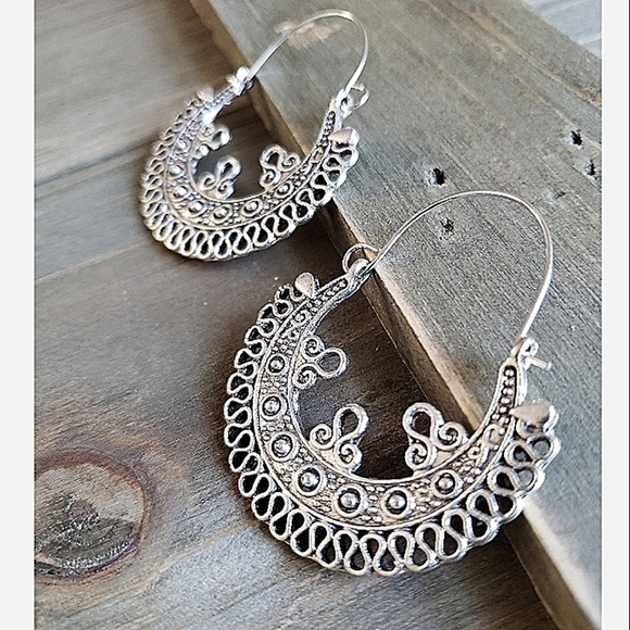 SILVER FILIGREE BOHO ANTIQUE INSPIRED GYPSY HUGGIE HOOPS - Picture 4 of 5